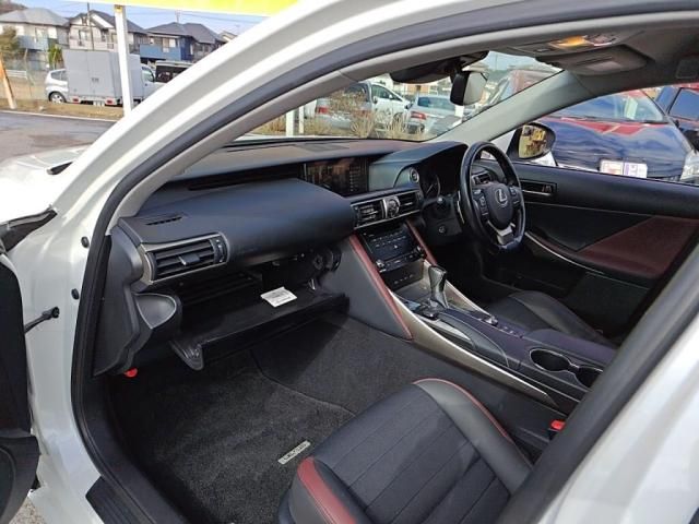 TOYOTA LEXUS IS300H 2016 Image 31