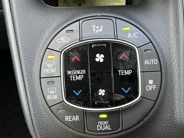 TOYOTA VOXY 2016 Image 31