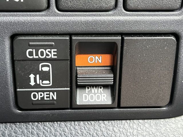 TOYOTA VOXY 2016 Image 31