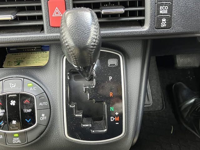 TOYOTA VOXY 2016 Image 31