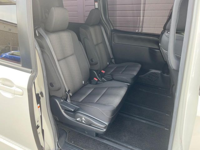 TOYOTA NOAH HYBRID 2017 Image 31