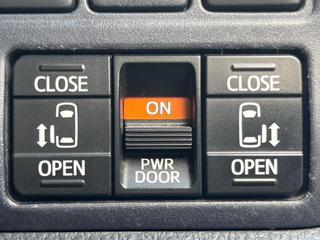 TOYOTA VOXY HYBRID 2017 Image 31