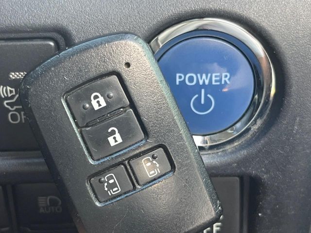 TOYOTA VOXY HYBRID 2017 Image 31