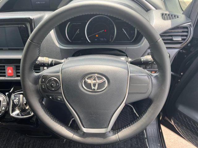TOYOTA VOXY HYBRID 2017 Image 31