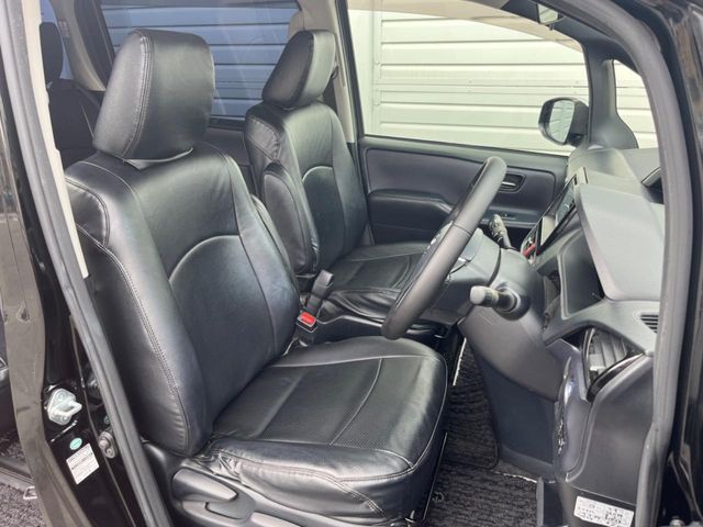 TOYOTA VOXY HYBRID 2017 Image 31