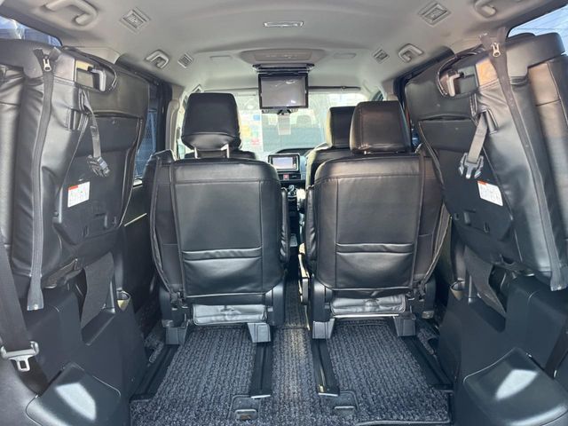 TOYOTA VOXY HYBRID 2017 Image 31