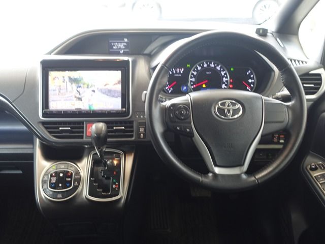 TOYOTA VOXY 2014 Image 31