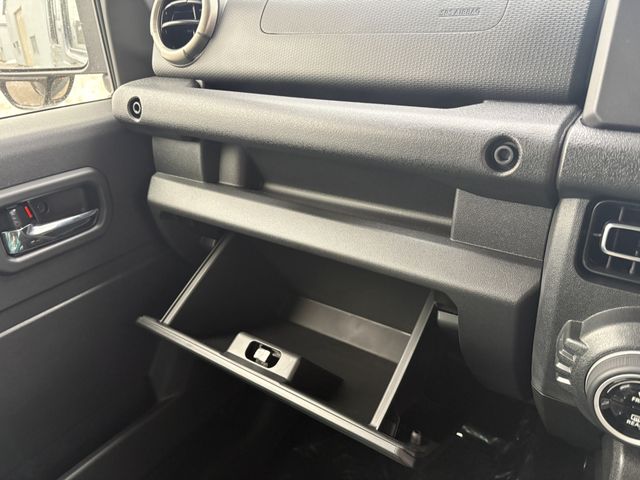 SUZUKI JIMNY NOMADE 2025 Image 31