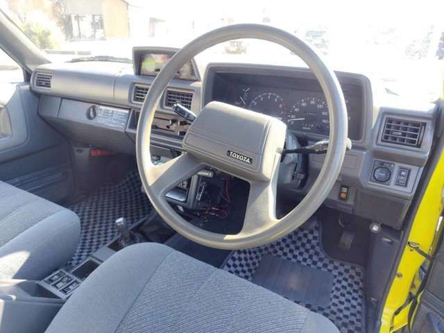 TOYOTA HILUXSURF WAGON 2WD 1986 Image 31