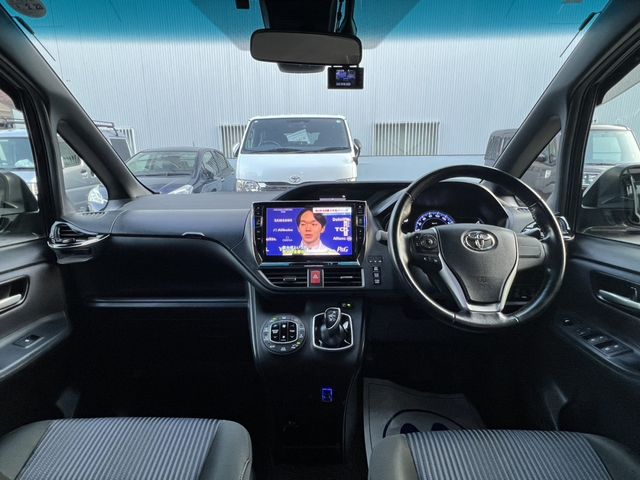 TOYOTA VOXY HYBRID 2016 Image 31