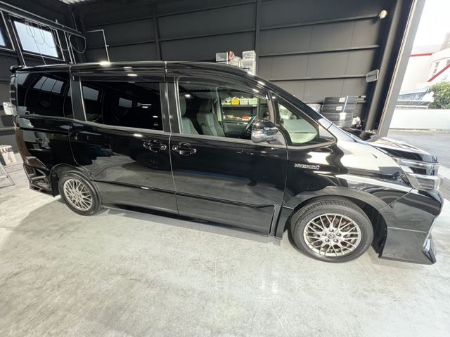 TOYOTA VOXY HYBRID 2016 Image 31