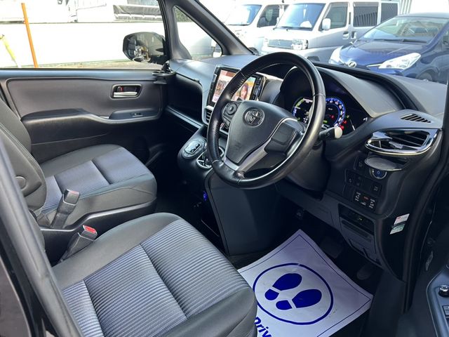 TOYOTA VOXY HYBRID 2016 Image 31