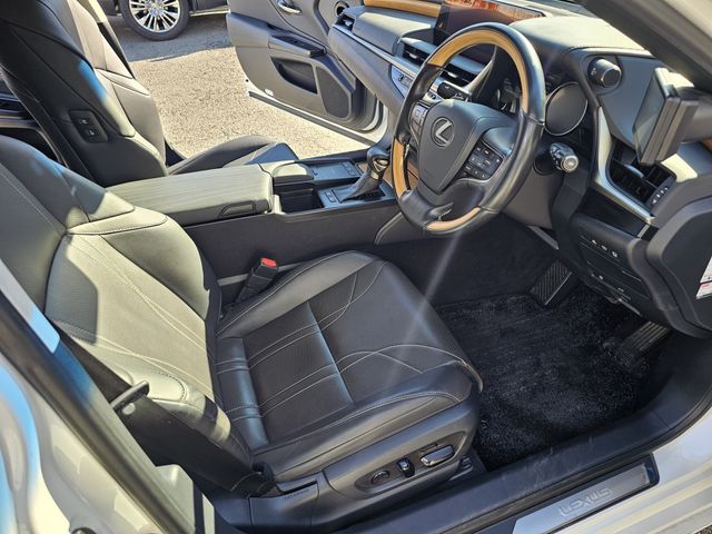 TOYOTA LEXUS ES300H 2019 Image 31