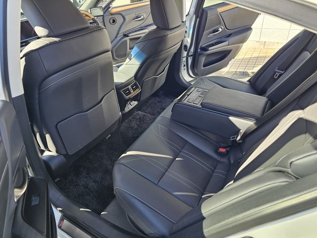 TOYOTA LEXUS ES300H 2019 Image 31