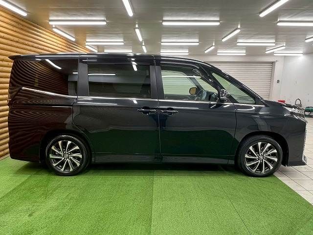 TOYOTA VOXY HYBRID 2023 Image 31