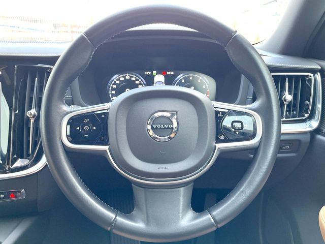 VOLVO V60 2019 Image 31