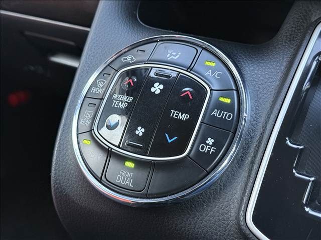 TOYOTA NOAH 2015 Image 31