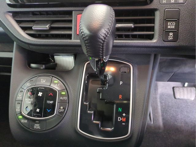 TOYOTA NOAH 2015 Image 31