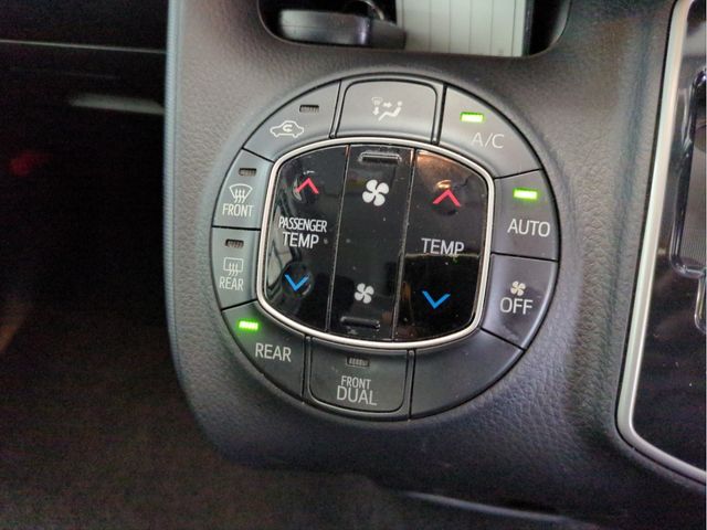 TOYOTA NOAH 2015 Image 31