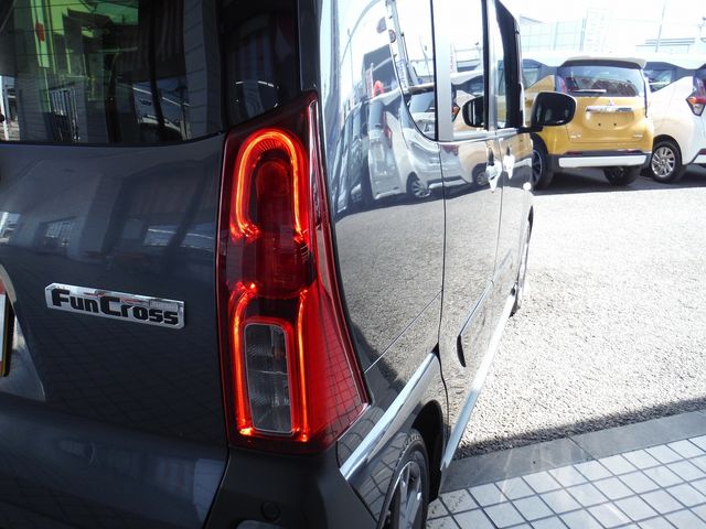 DAIHATSU TANTO FAN CROSS 2022 Image 31