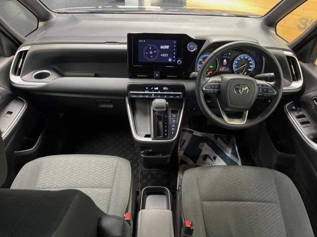 TOYOTA VOXY HYBRID 2023 Image 31