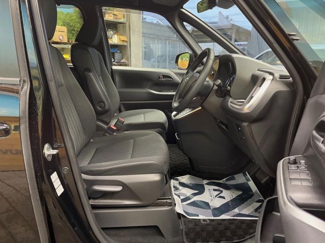 TOYOTA VOXY HYBRID 2023 Image 31