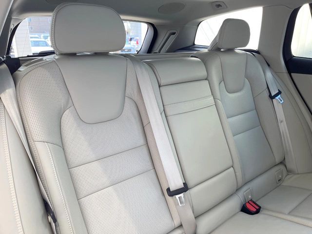VOLVO V60 2018 Image 31