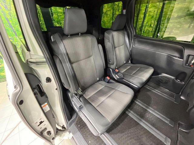 TOYOTA VOXY 4WD 2018 Image 31