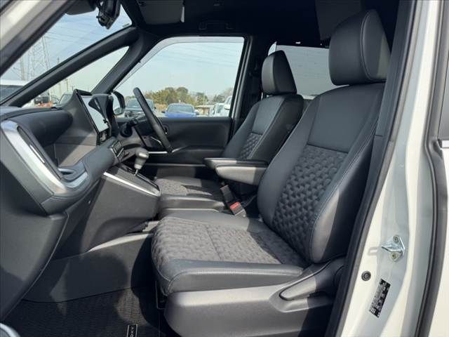 TOYOTA VOXY HYBRID 2023 Image 31