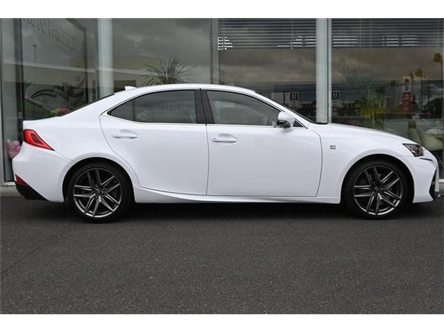 TOYOTA LEXUS IS200T 2017 Image 31