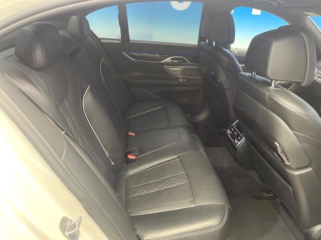 BMW 7SERIES 2016 Image 31