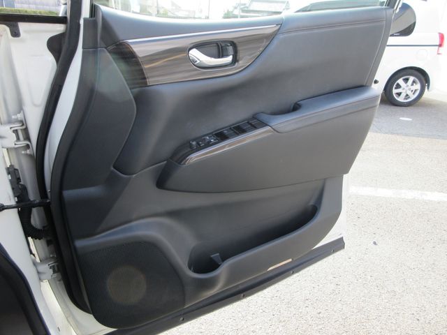 NISSAN ELGRAND 2016 Image 31