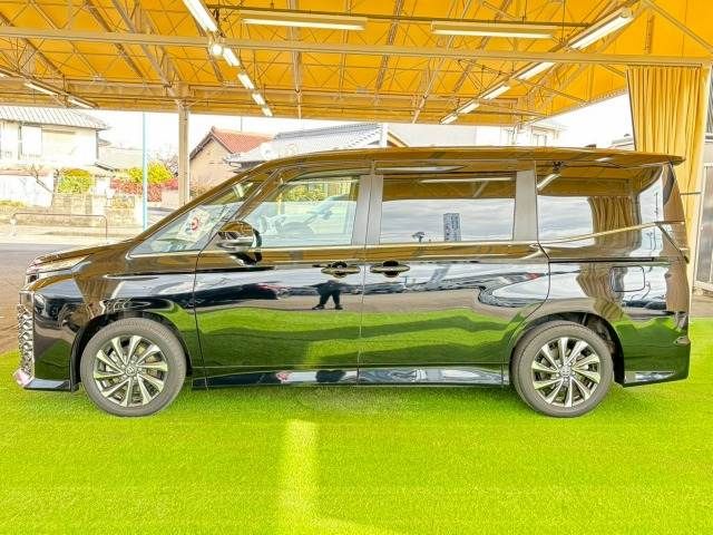 TOYOTA VOXY HYBRID 2023 Image 31