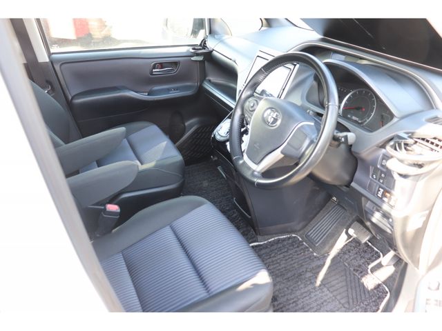 TOYOTA VOXY 2017 Image 31