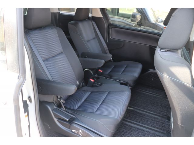 TOYOTA VOXY 2017 Image 31