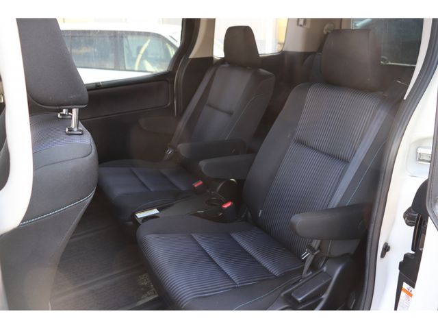 TOYOTA VOXY 2017 Image 31