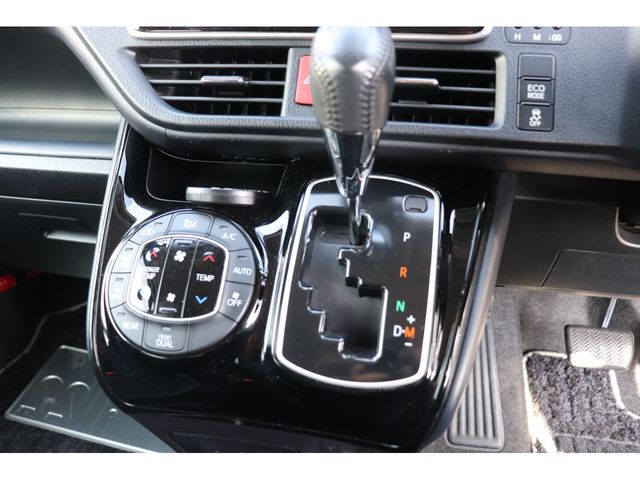 TOYOTA VOXY 2017 Image 31