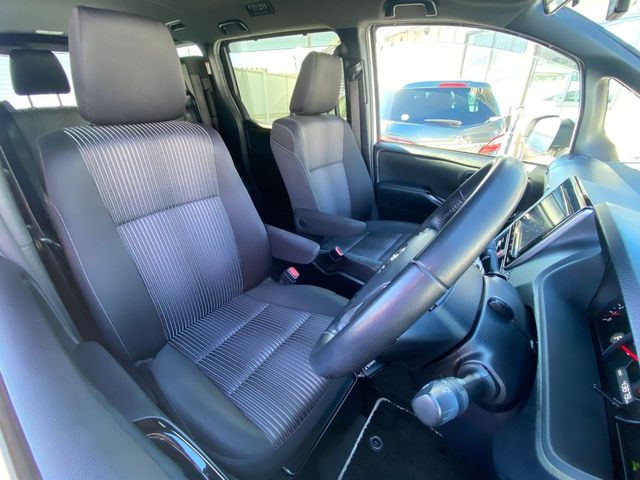 TOYOTA VOXY 2018 Image 31