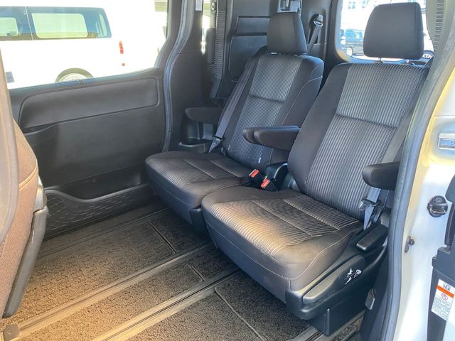 TOYOTA VOXY 2018 Image 31