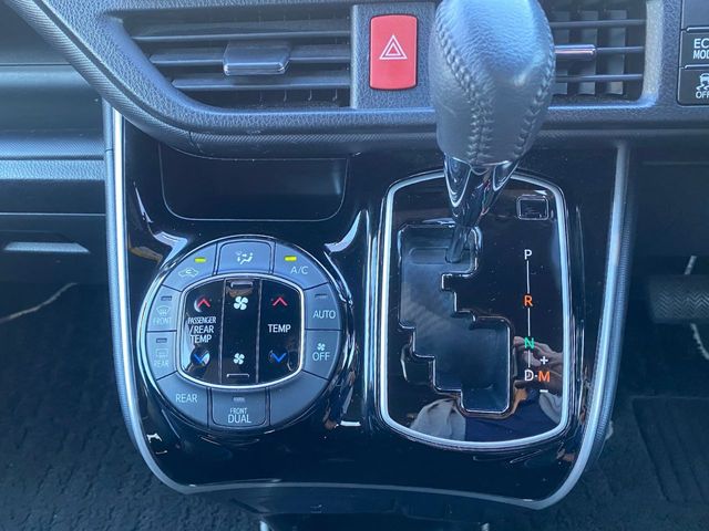 TOYOTA VOXY 2018 Image 31