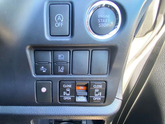 TOYOTA VOXY 2018 Image 31