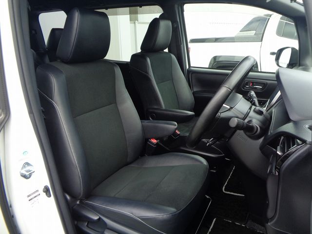 TOYOTA NOAH 2018 Image 31