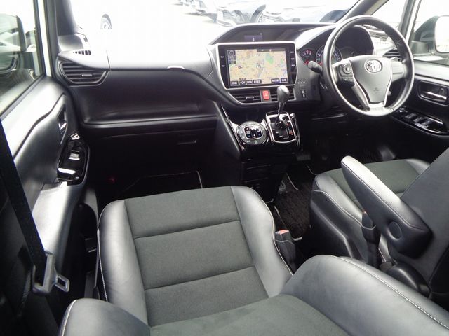 TOYOTA NOAH 2018 Image 31