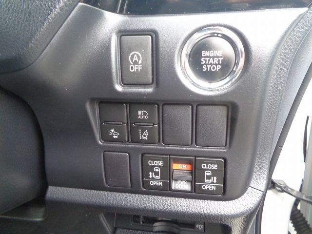 TOYOTA NOAH 2018 Image 31