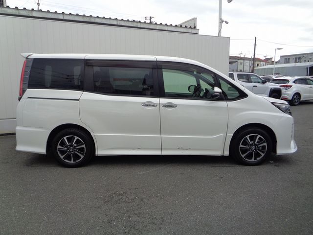 TOYOTA NOAH 2018 Image 31