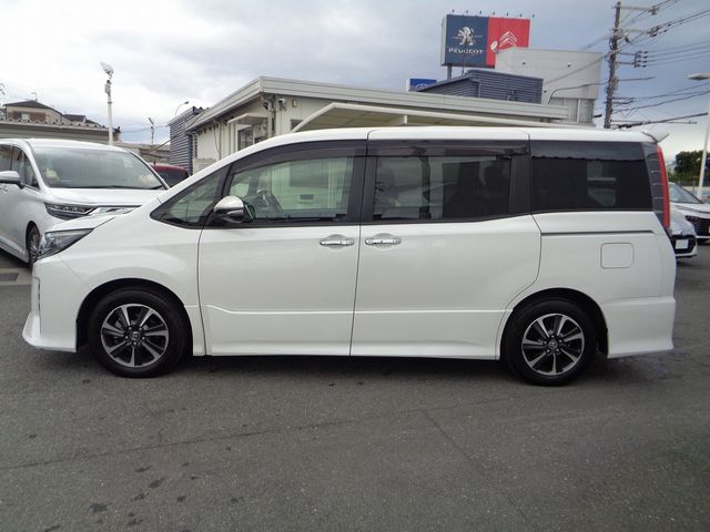 TOYOTA NOAH 2018 Image 31