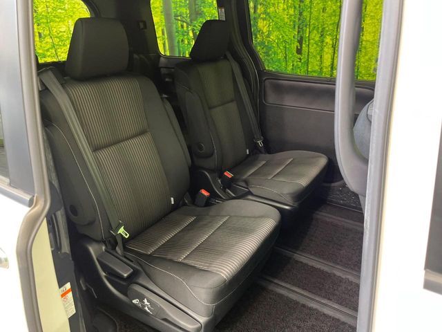 TOYOTA VOXY 2018 Image 31