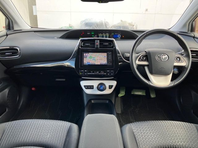 TOYOTA PRIUS 2017 Image 31