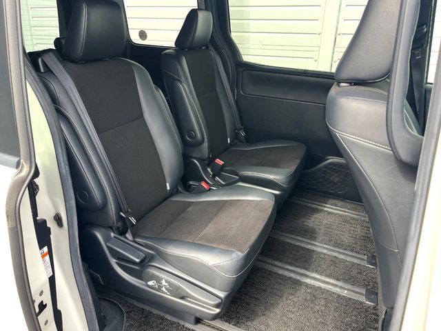 TOYOTA NOAH 2017 Image 31