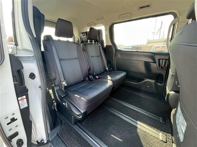 TOYOTA VOXY 2015 Image 31